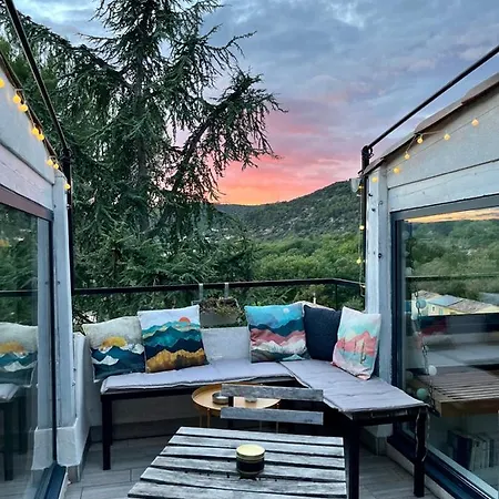 Sur Les Toits, Tres Jolie Vue Provence