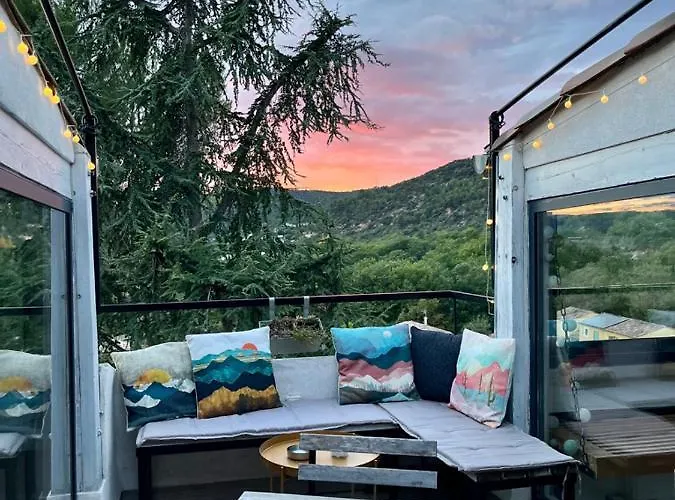 Sur Les Toits, Tres Jolie Vue Provence